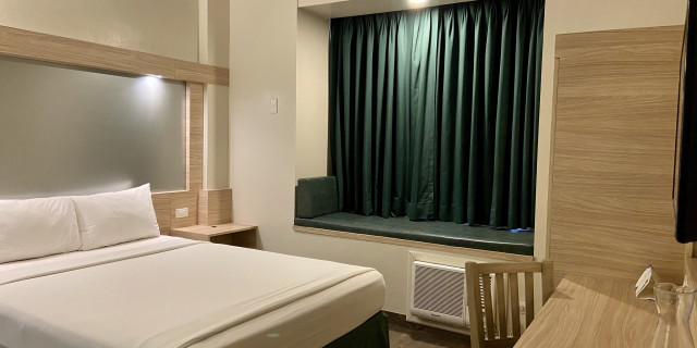 1 Queen Bed Room, Non-Smoking