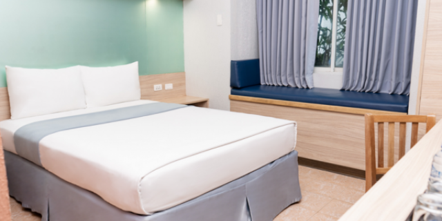 1 Queen Bed Room, Non-Smoking